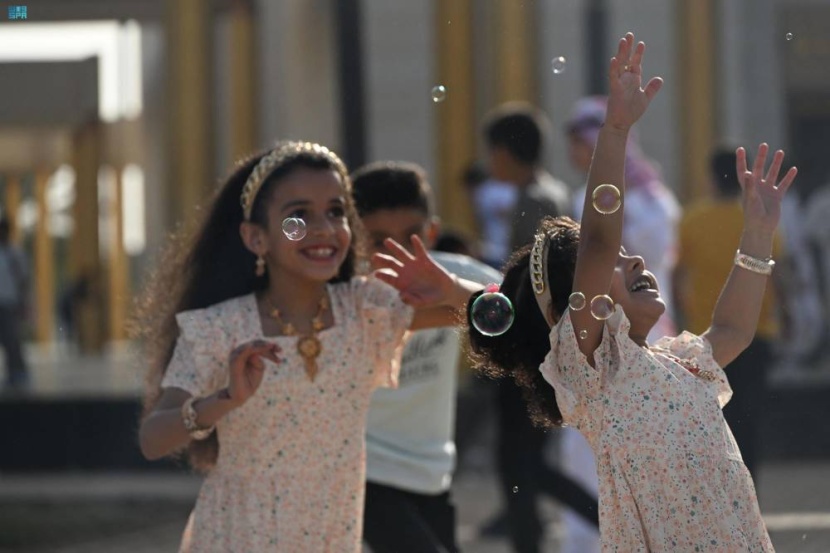 رسمت فرحة العيد البهجة والسرور على وجوه الأطفال في تبوك، الذين امتلأت بهم ساحات المساجد والمتنزهات والمرافق العامة."واس" فرحة العيد