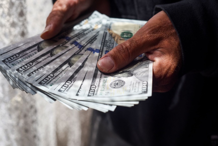 الدولار يتجه لتسجيل خسارة شهرية والين يستقر 