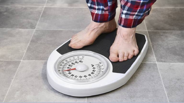 منها المقالي وتغليف المواد الغذائية .. دراسة تكشف أسباب السمنة