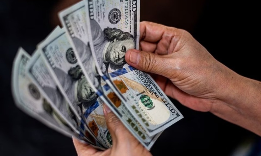 الدولار يرتفع مع عودة مخاوف التضخم بعد مفاجأة "أوبك+"