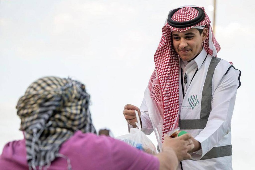 سعوديون يستثمرون أوقاتهم في التطوع وخدمة الصائمين