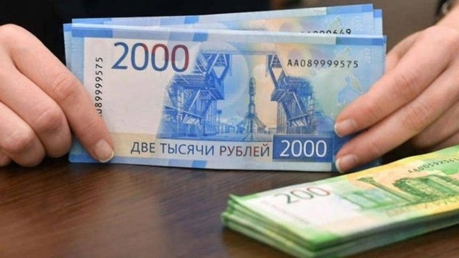 الروبل عند أدنى مستوياته في عام مقابل الدولار واليورو واليوان