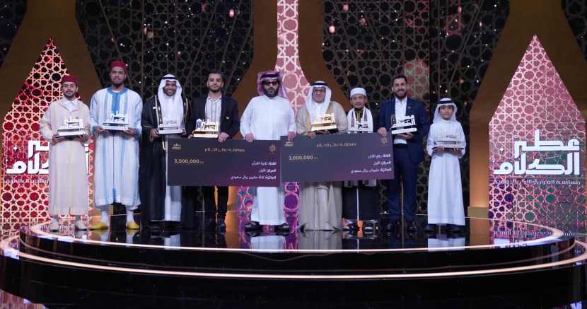 رئيس هيئة الترفيه يكرم سعودي وإيراني بجوائز المسابقة العالمية "عطر الكلام"