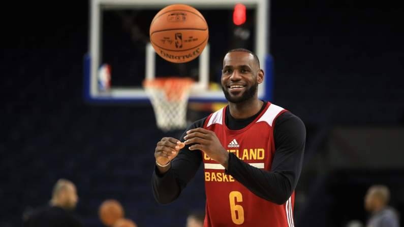 ليبرون جيمس يرفض الدفع مقابل توثيق حسابه في تويتر