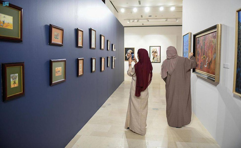 25 لوحة فنية لـ «البدر» تنقل زوار المعرض إلى بوابة عوالم الإبداع