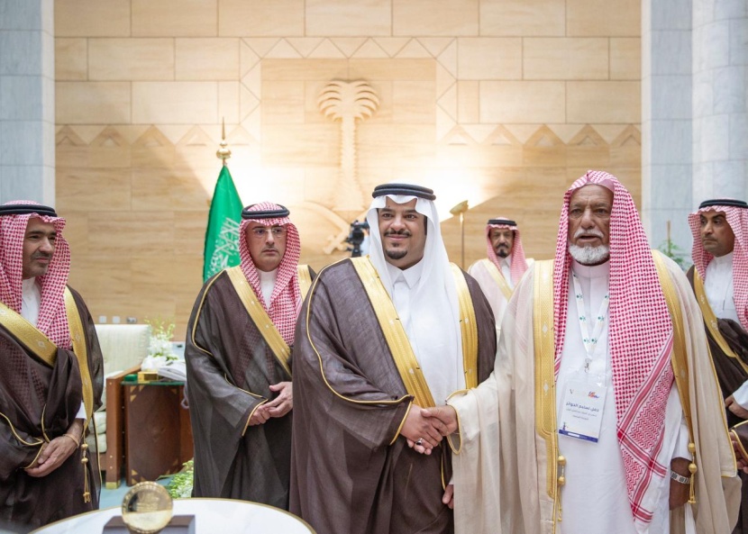 نائب أمير الرياض يسلم ملاك الإبل جوائزهم في قصر الحكم