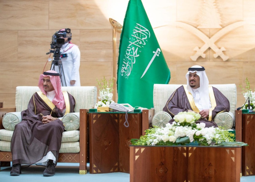 نائب أمير الرياض يسلم ملاك الإبل جوائزهم في قصر الحكم