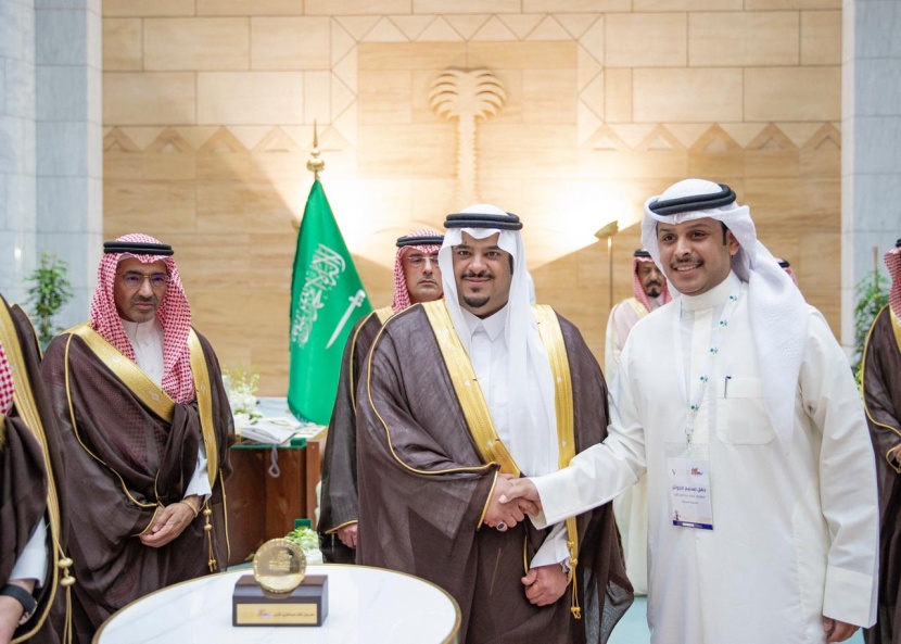 نائب أمير الرياض يسلم ملاك الإبل جوائزهم في قصر الحكم