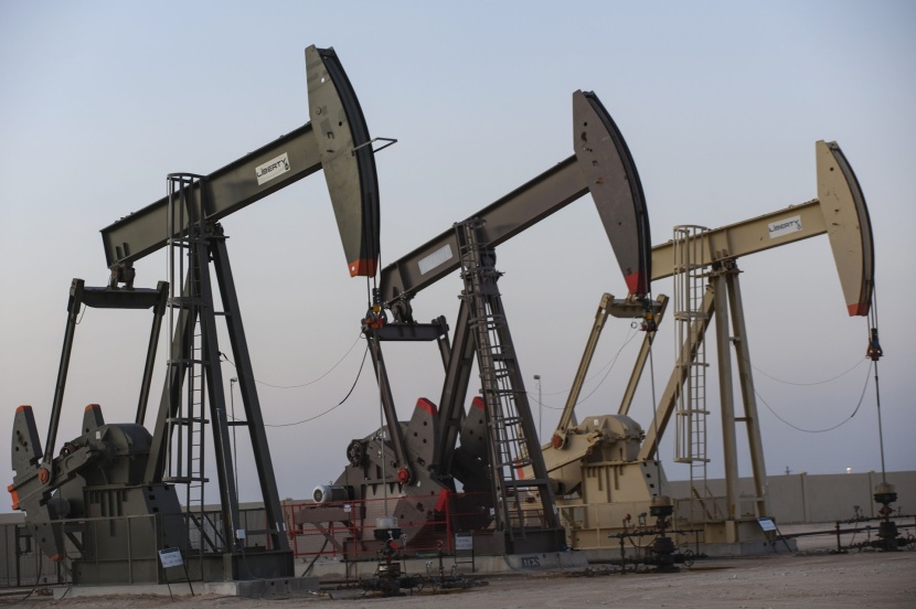 النفط يغلق منخفضا 2% بفعل بيانات اقتصادية أمريكية