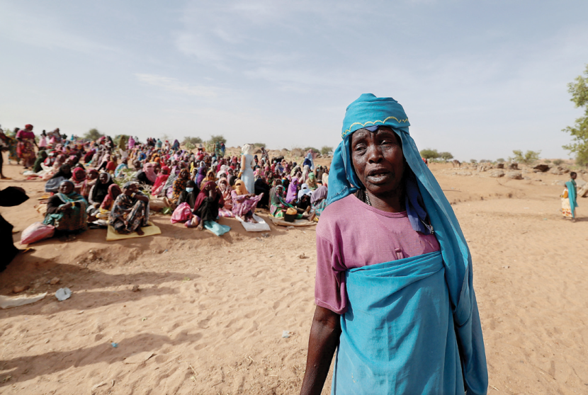 لاجئون سودانيون على الحدود مع تشاد ينتظرون تسلم وجبات من برنامج الغذاء العالمي