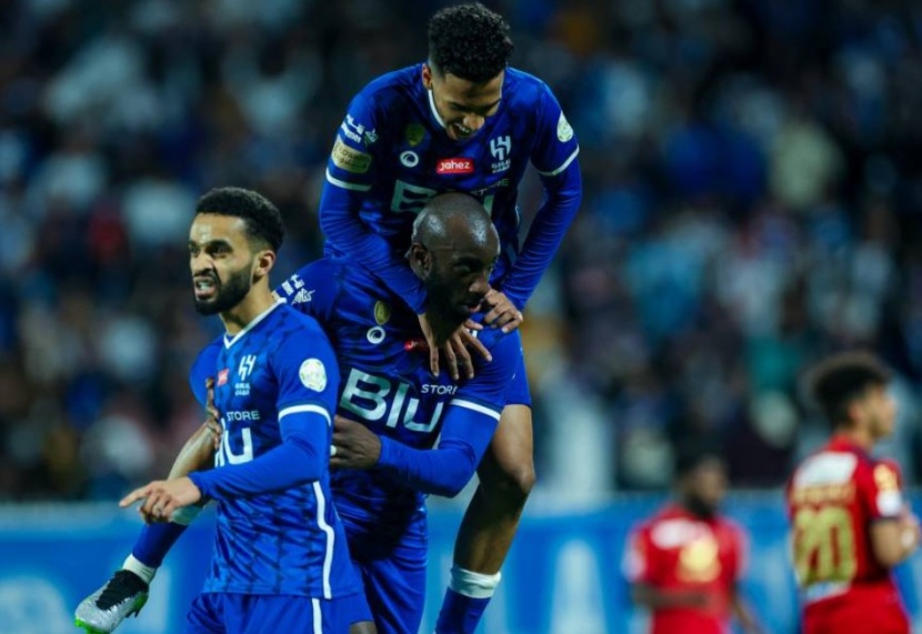 الهلال يزاحم الشباب