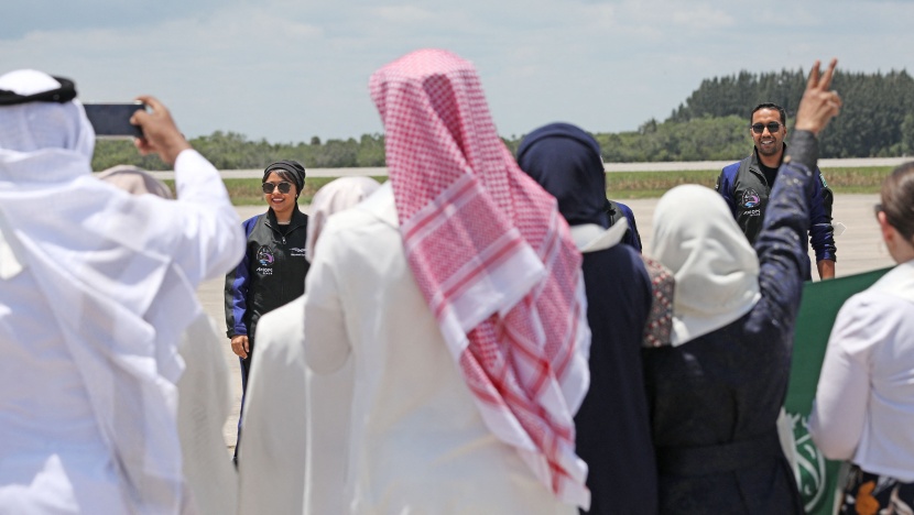 أهالي رائدي الفضاء علي القرني وريانة برناوي يودعون ابنيهما قبل الانتقال لمركبة الفضاء