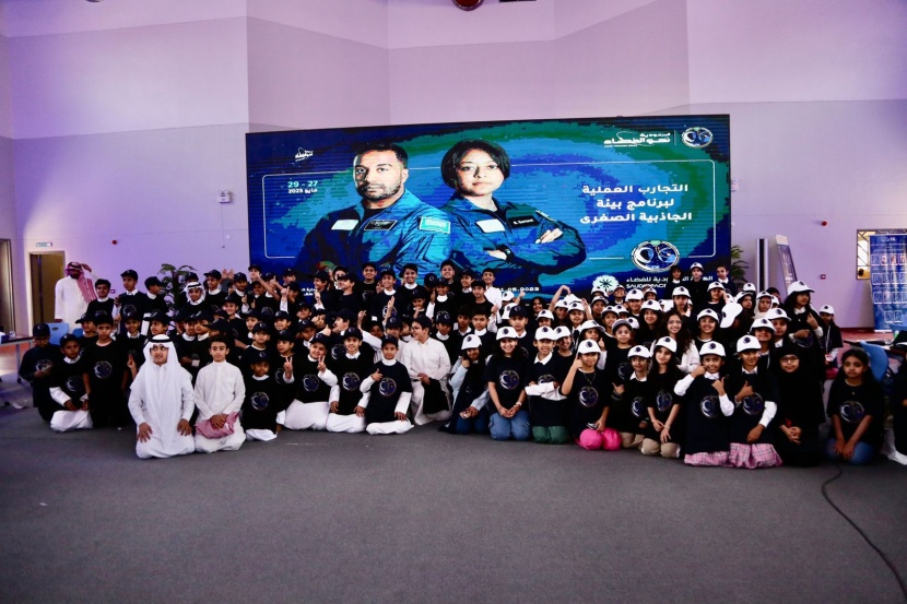 طلاب وطالبات "تعليم الرياض"يشاركون رواد الفضاء التجارب العلمية