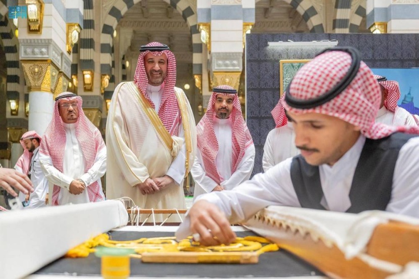 أمير المدينة المنورة يطلع على مقتنيات معرض الكعبة المشرفة وكسوتها