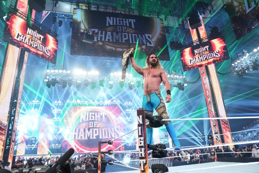 سيث رولينز يرفع حزام العالم للوزن الثقيل في WWE ليلة الأبطال
