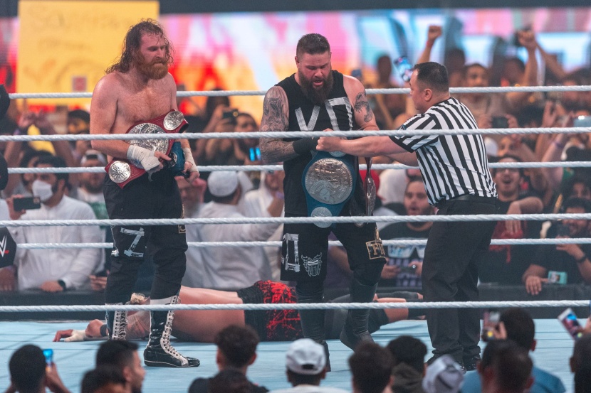 سيث رولينز يرفع حزام العالم للوزن الثقيل في WWE ليلة الأبطال