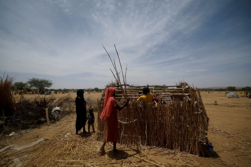 سودانيون يبحثون عن ملاجئ مؤقتة على حدود تشاد