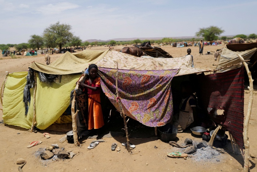 سودانيون يبحثون عن ملاجئ مؤقتة على حدود تشاد