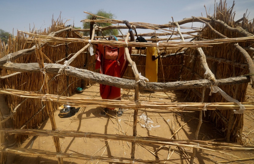 سودانيون يبحثون عن ملاجئ مؤقتة على حدود تشاد