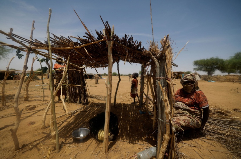 سودانيون يبحثون عن ملاجئ مؤقتة على حدود تشاد