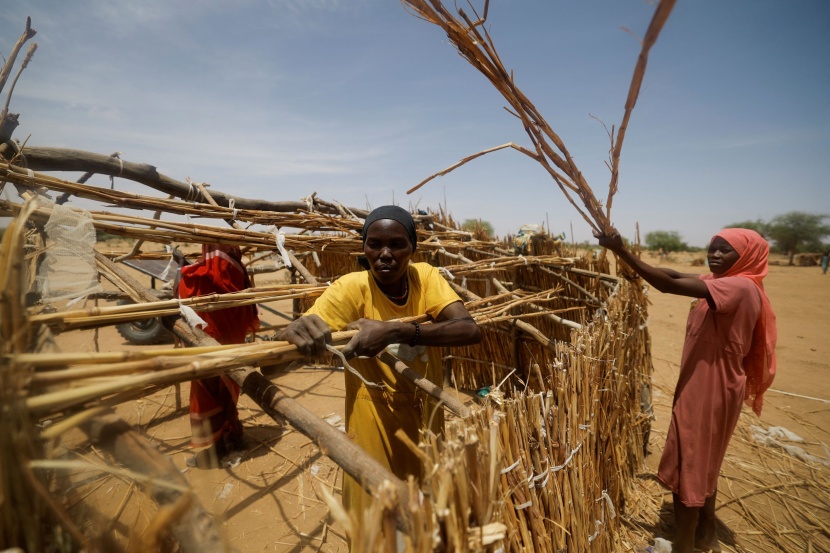 سودانيون يبحثون عن ملاجئ مؤقتة على حدود تشاد