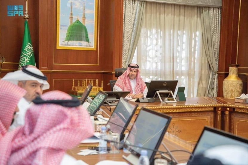 أمير المدينة المنورة يستعرض خطط الجهات الحكومية خلال موسم الحج
