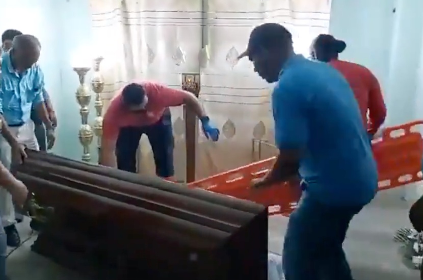 امرأة تستفيق داخل نعش خلال جنازتها في الإكوادور