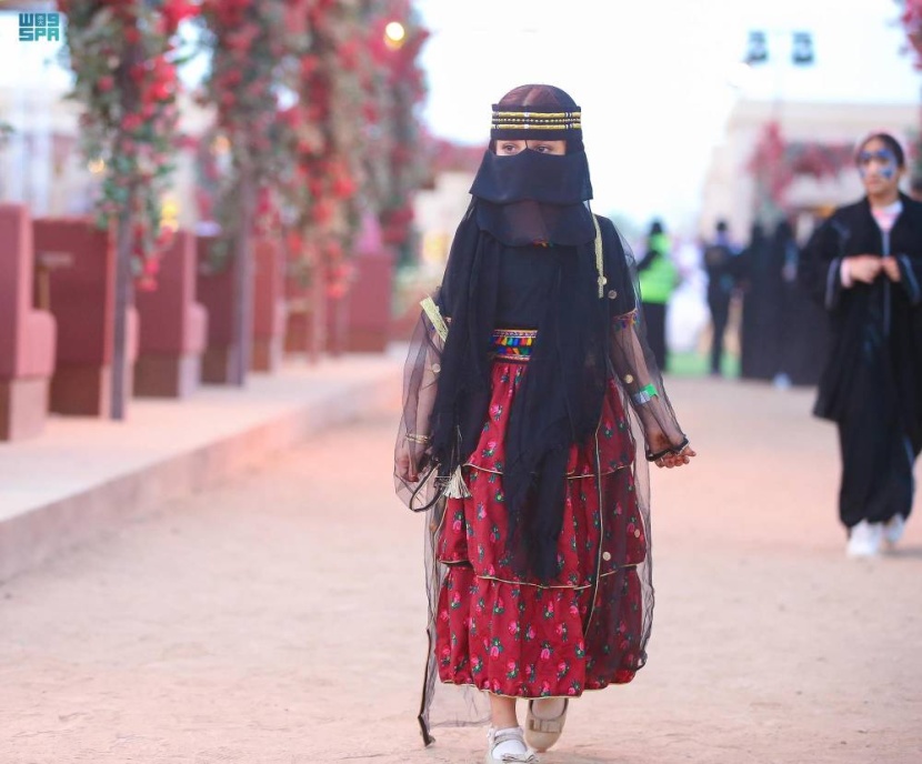 طفلة ترتدي زيا شعبيا في مهرجان "جادة الإبل" في تبوك، الذي يشتمل على مجموعة من الأنشطة والفعاليات، التي تعزز الموروث الشعبي السعودي والثقافة المحلية، تماشيا مع مستهدفات رؤية المملكة 2030. واس موروث شعبي