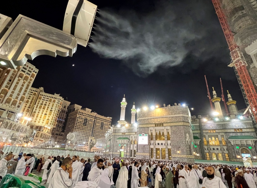 مكة المكرمة تفيض بالحجاج مع بدء موسم الحج الأحد