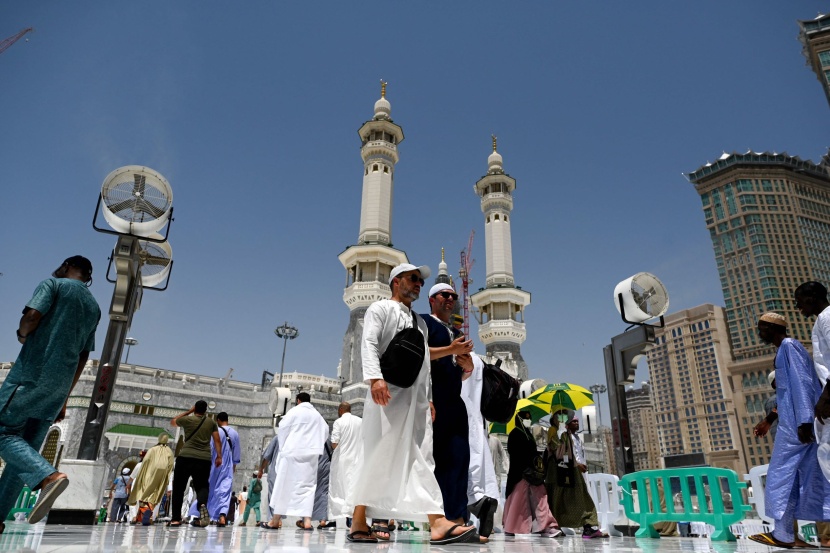 مكة المكرمة تفيض بالحجاج مع بدء موسم الحج الأحد