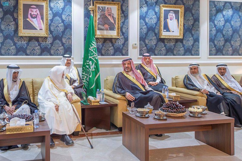 أمير المدينة المنورة يطلع على منظومة الخدمات العامة في بدر