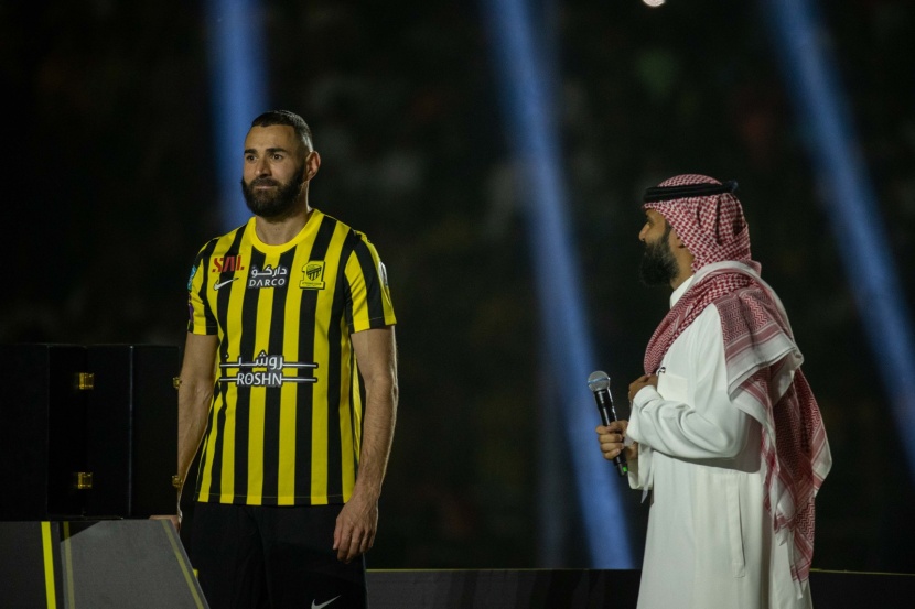 تقديم بنزيما .. حفل مبهر والكرة الذهبية تحضر في "الجوهرة" 