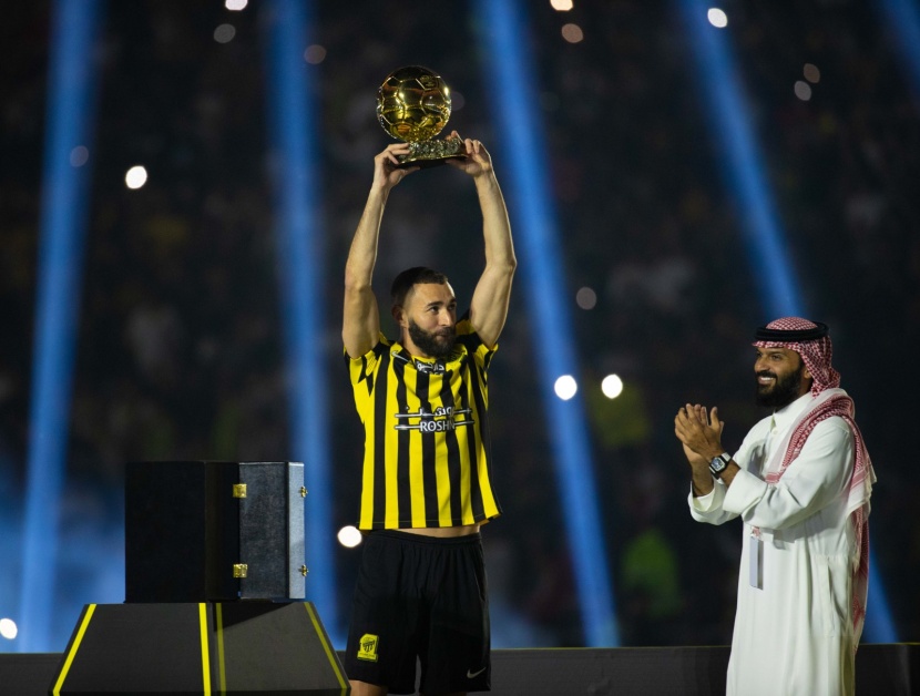 تقديم بنزيما .. حفل مبهر والكرة الذهبية تحضر في "الجوهرة" 