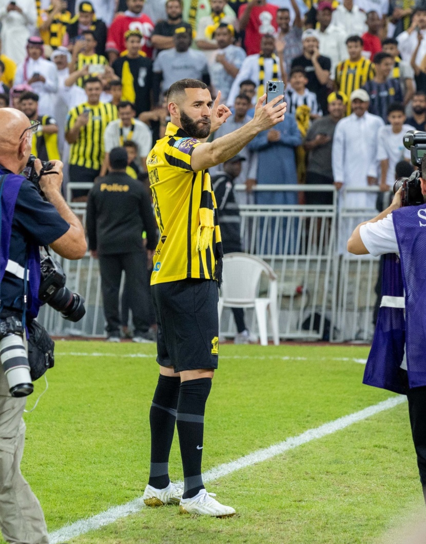 تقديم بنزيما .. حفل مبهر والكرة الذهبية تحضر في "الجوهرة" 