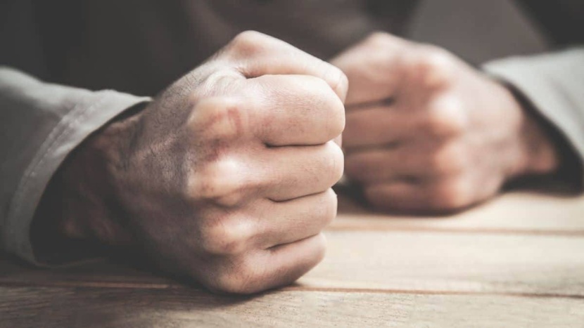 الغضب يؤثر في الأفكار والسلوك ويزكي نظرية المؤامرة