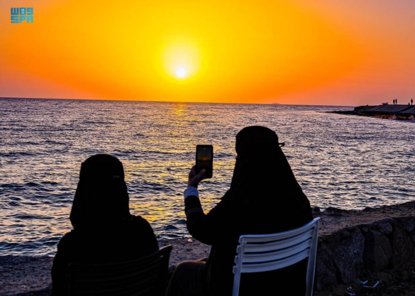 سعوديتان تجلسان على أحد شواطئ أملج، التي تتميز بتنوع جغرافي يجمع بين الجبل والبحر والسهل في آن واحد، ويعد من أبرز عوامل الجذب السياحي، والاستجمام والمتعة. «واس» متعة واستجمام