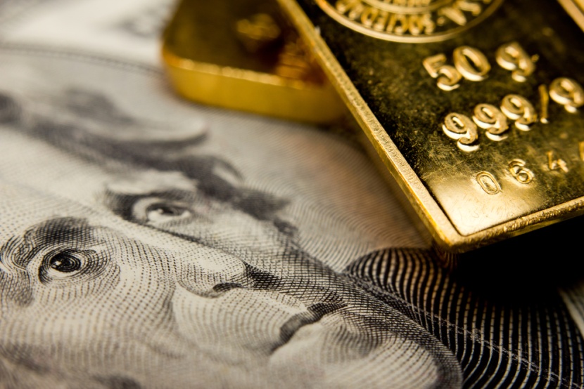 الذهب يتخلى عن أعلى مستوى في شهرين مع ارتفاع الدولار وعائدات السندات