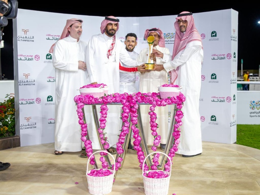 الفرس "نافذة" تتوج بكأس مهرجان الورد الطائفي