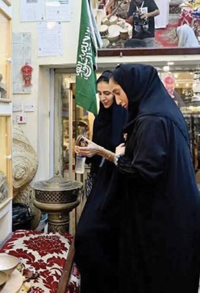 الزوار يعمقون جولاتهم السياحية الثقافية في المنطقة التاريخية بجدة