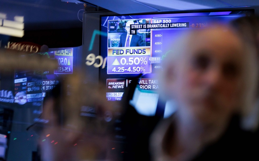 تراجع جماعي لمؤشرات الأسهم الأمريكية  .. داو جونز يوقف أطول مسيرة صعود منذ 1987