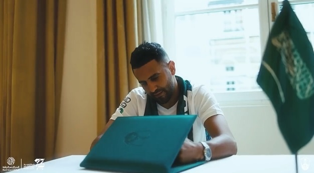 الأهلي يتعاقد مع الجزائري رياض محرز 