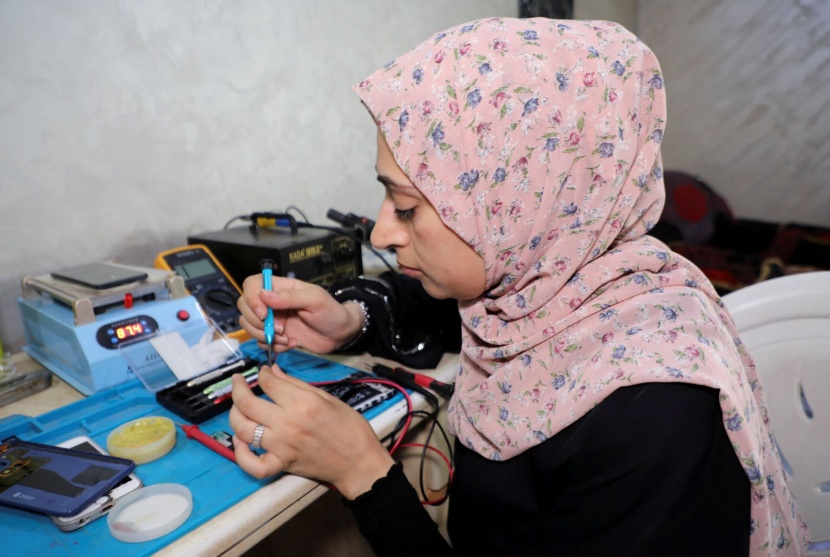 مقاومة اقتصادية .. فلسطينية تحترف تصليح الهواتف المحمولة في غزة