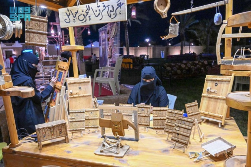 تحمل قطعا قديمة .. عربة "فرقنا للحرف" تستوقف الزوار في بيت حائل