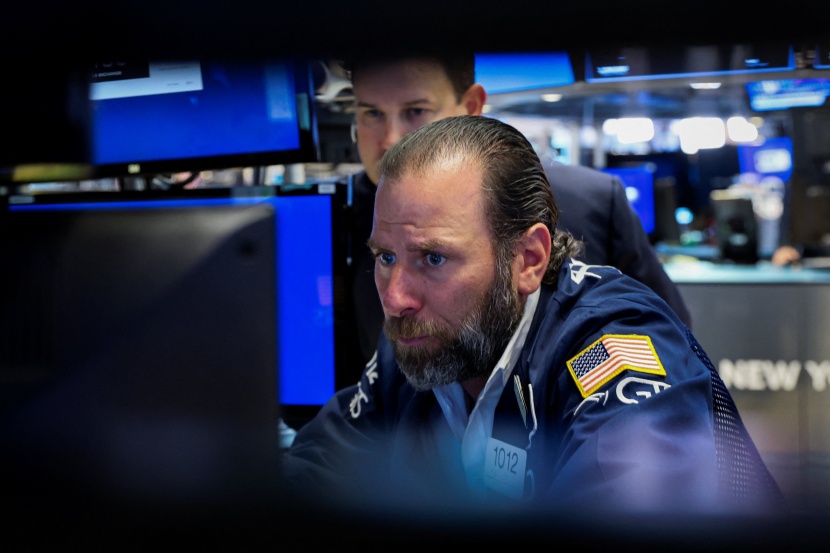 الأسهم الأمريكية تبدأ تعاملاتها منخفضة مع نزول أسهم "تسلا" وترقب بيانات اقتصادية