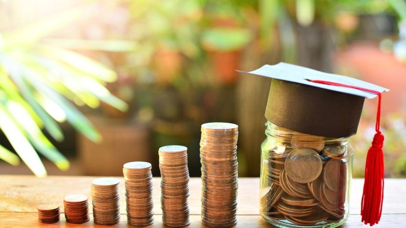 تمويل الأبناء أم حرمانهم لتعلم دروس الحياة؟ .. المسألة معقدة
