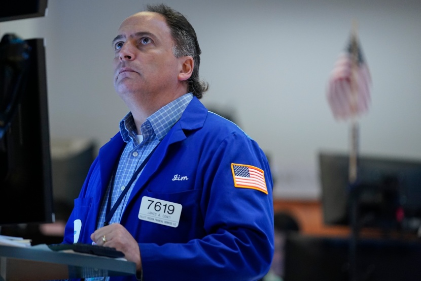 وول ستريت تبدأ تعاملاتها منخفضة مع تنامي مخاوف الفائدة