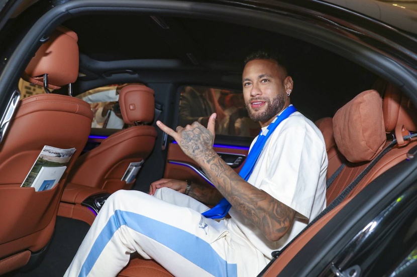 استقبال نيمار .. قهوة وورود