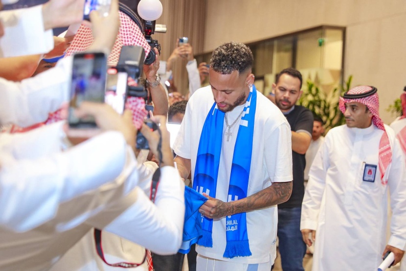 استقبال نيمار .. قهوة وورود