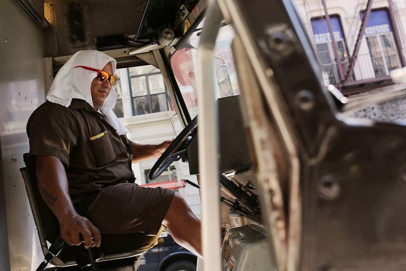 مفاهيم العمل تسخن .. عمال التوصيل في مواجهة ضربات الشمس