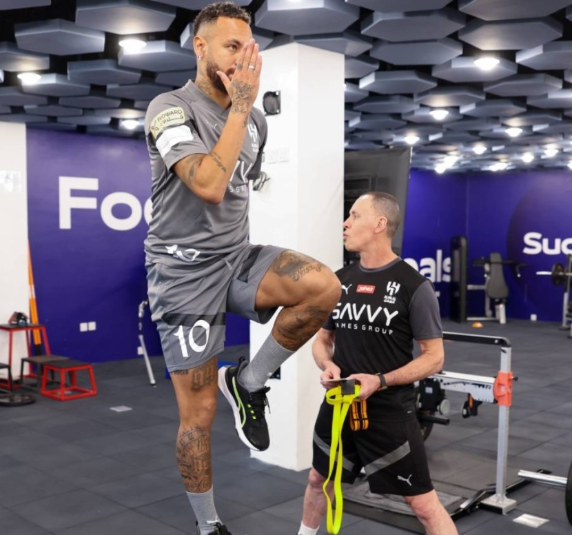 تأهيل نيمار من آلام العضلة